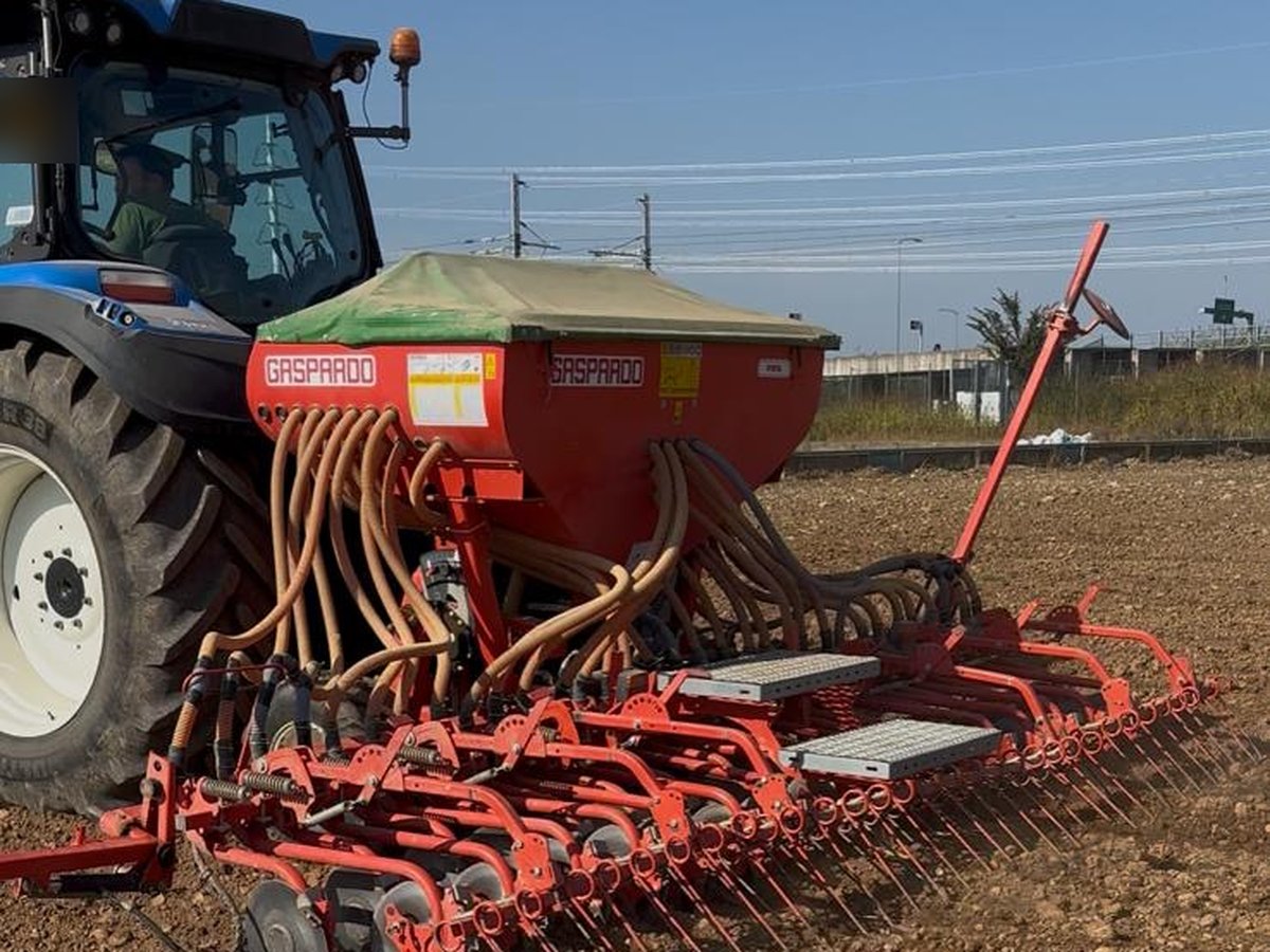 Seminatrice al lavoro nel campo appena preparato