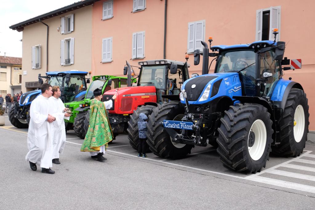 Benedizione dei trattori con il mezzo Cascina Fiacca in piazza