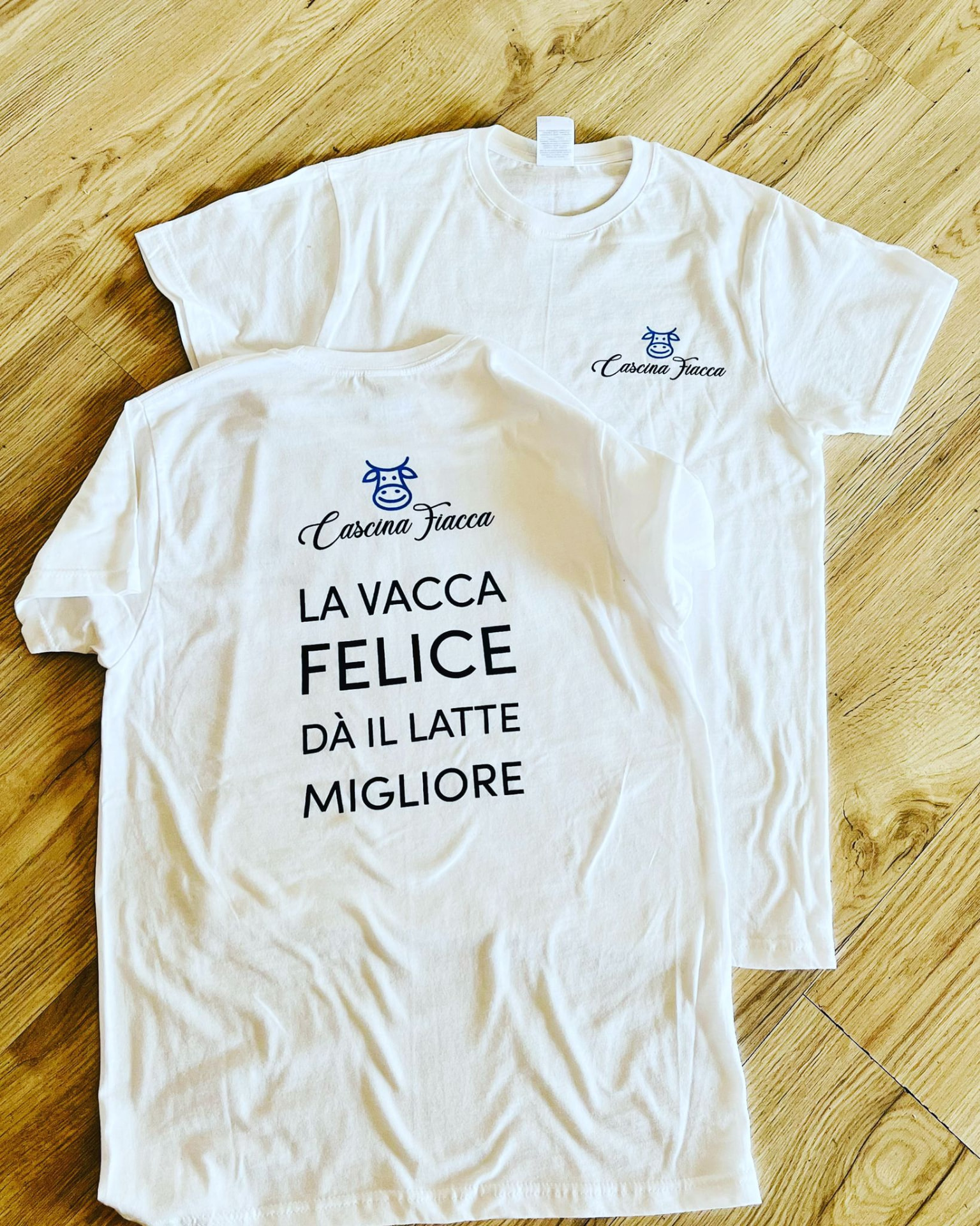 Magliette Cascina Fiacca con la scritta «La vacca felice dà il latte migliore»